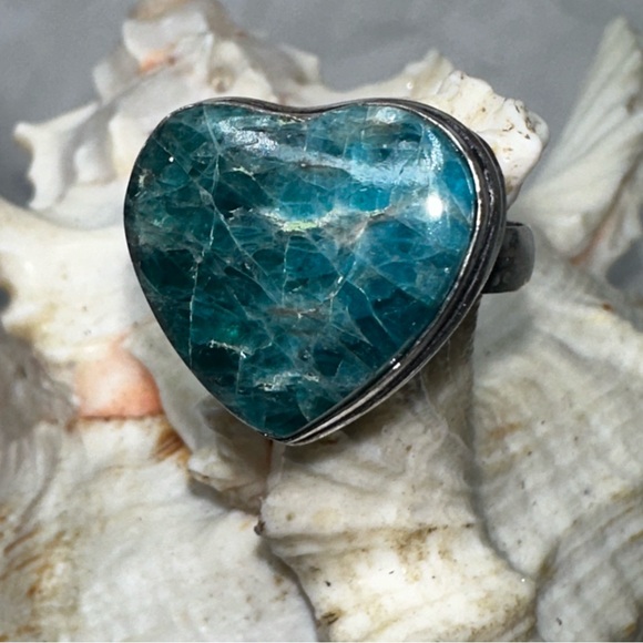 Artisan crafted Apatit gemstone heart vintage ring - Picture 4 of 11